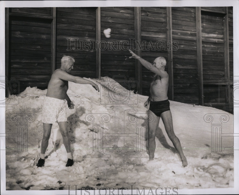 1957 Press Photo Brownies Joe Sullivan &amp; Edward Joyce Engaging in Snow Fight - Historic Images