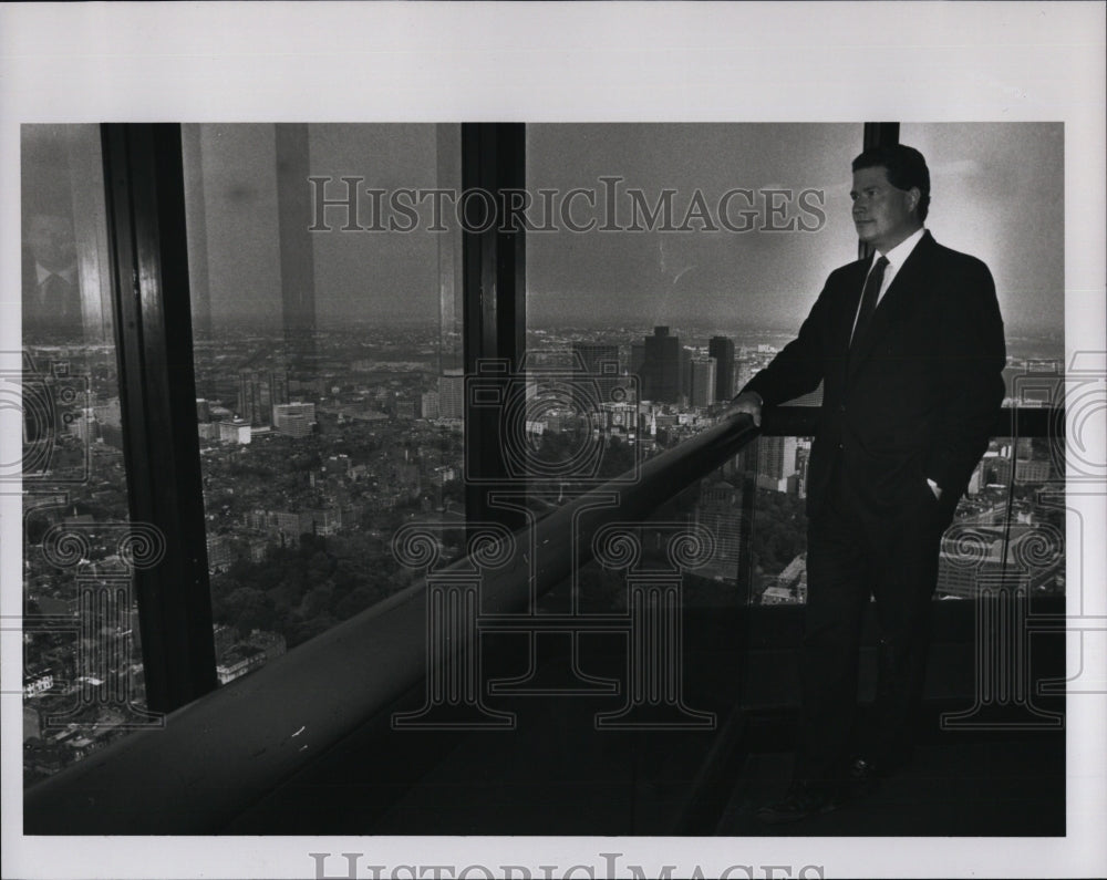 1991 Press Photo Gordon Jones The Concierge Of Boston Looking At Skyline - Historic Images