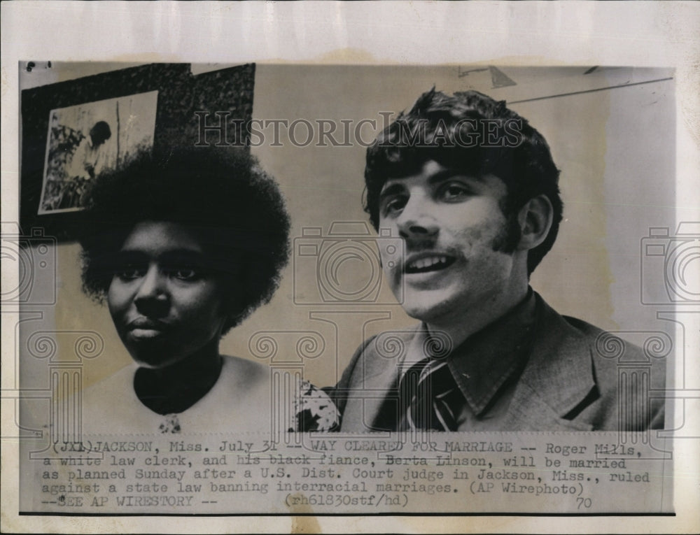 1970 Press Photo Roger Mills, white law clerk, black fiance Berta Linson - Historic Images
