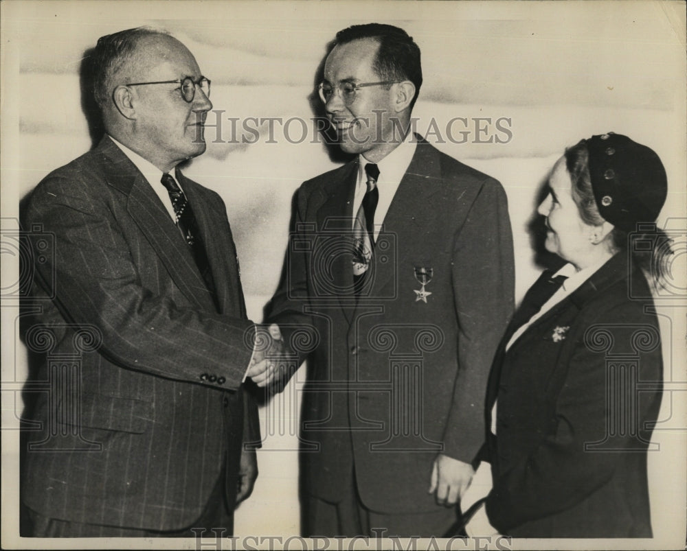 1952 Press Photo Dr Robert Grandfield,son Robert Jr &amp; wife - RSM03331 - Historic Images