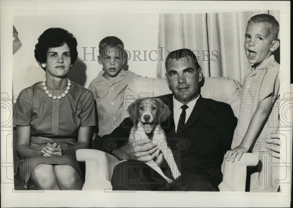 1964 Press Photo Boston policeman John Mobley &amp; family , he won Schweitzer Medal - Historic Images