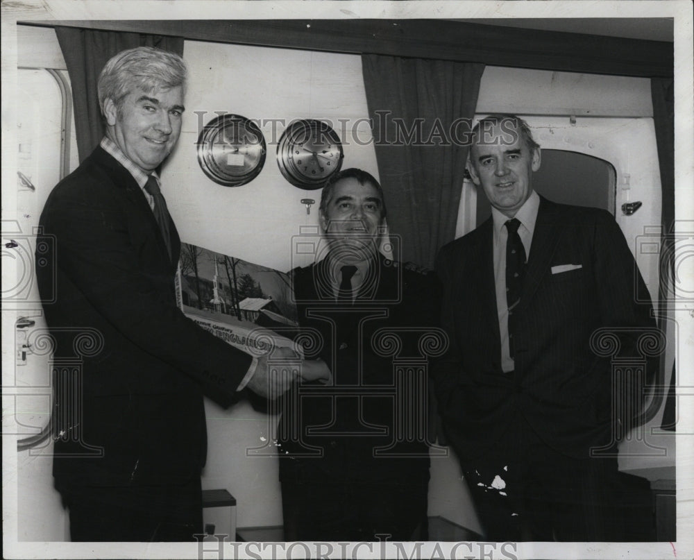 1975 Press Photo Port Dir. TF Moakley,Capt J Stefanis,Capt R Groom on ship - Historic Images