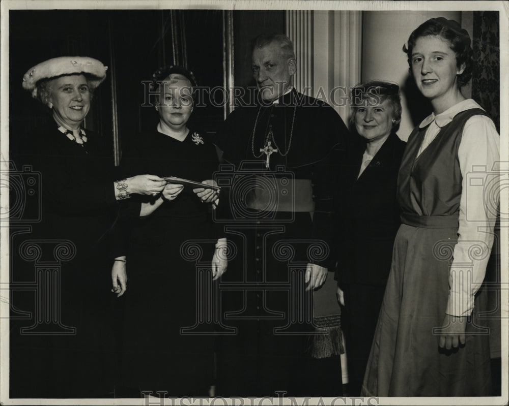 1957 Press Photo Most Rev. Richard J. Cushing, Mrs. James Mahan, Miss M. Rooney - Historic Images