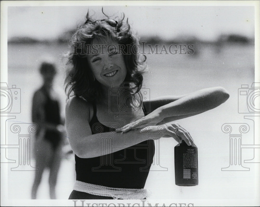 1985 Miss Massachusetts American Co-ed Diane Magrane works on tan - Historic Images