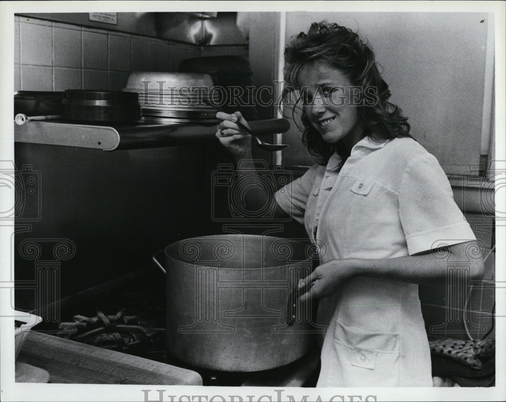 1985 Press Photo Diane Magrane cooks up at Phillips Manor Nursing Home - Historic Images