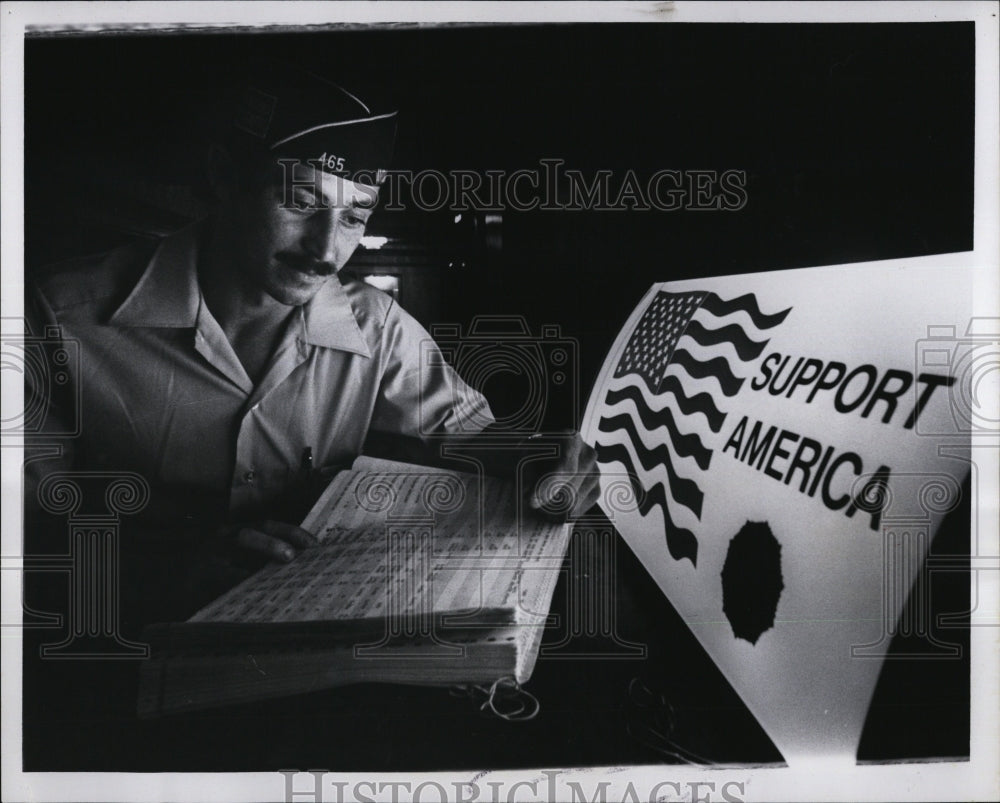 1980 Press Photo Mark Mahan, checks inventory for American Legion - Historic Images