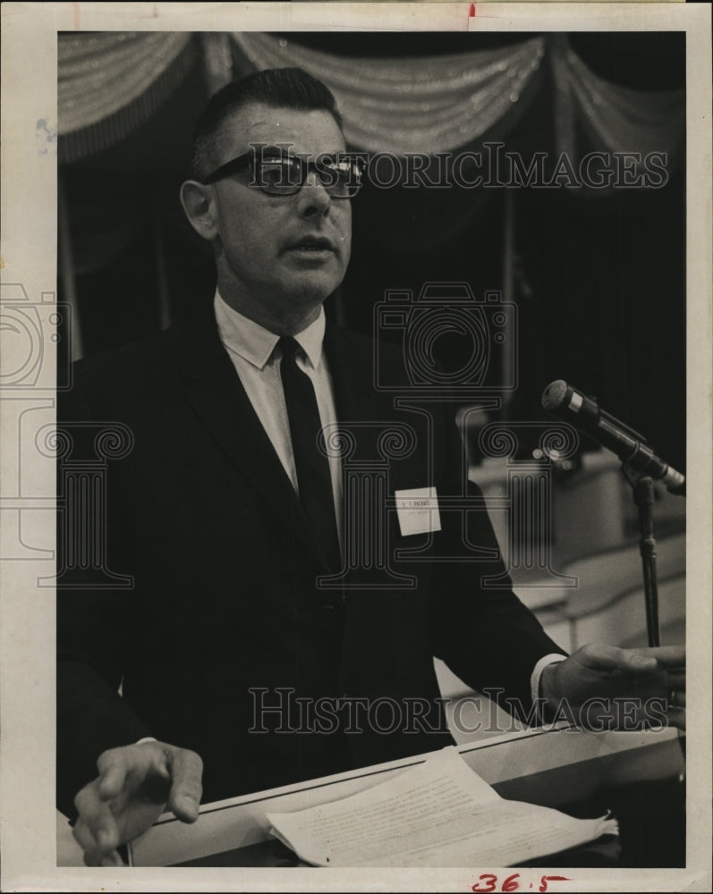 1964 Press Photo Robert F. Packard government expert officer space affairs - Historic Images