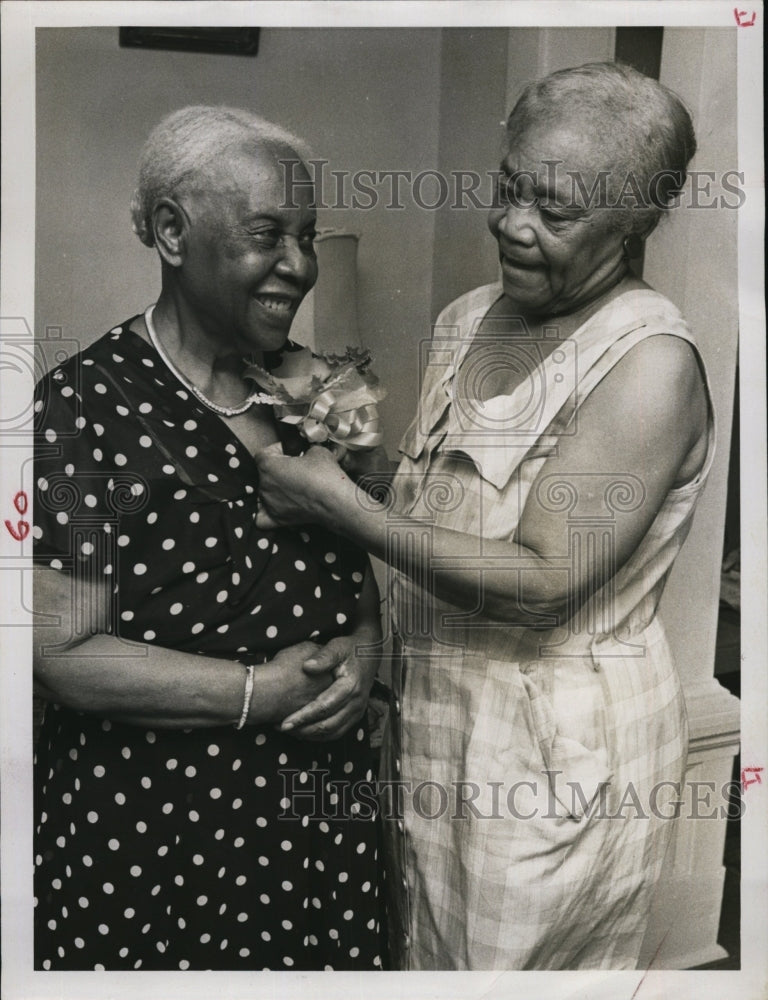 1961 Press Photo Mrs Queenie Williams,85 &amp; daughter Mrs Florence Hughes - Historic Images