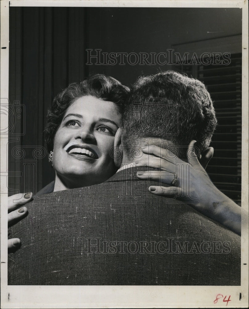 1958 Press Photo A woman &amp; her husband hug &amp; smile - RSM03699 - Historic Images