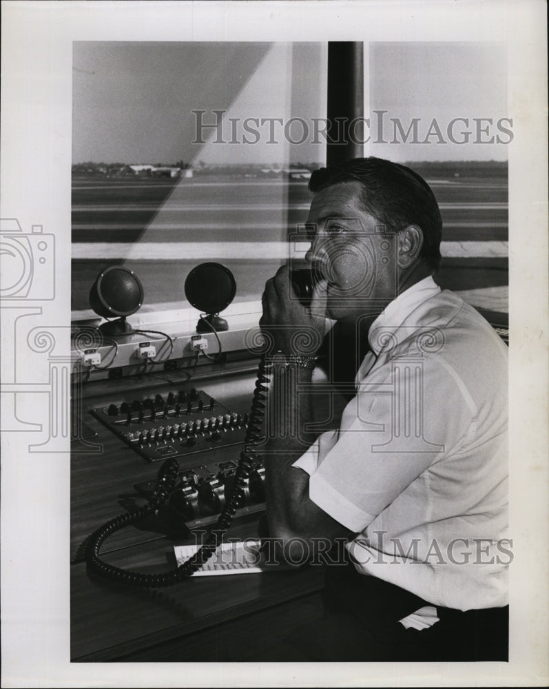 1963 Press Photo William Caudle at work in Florida as air traffic controller - Historic Images