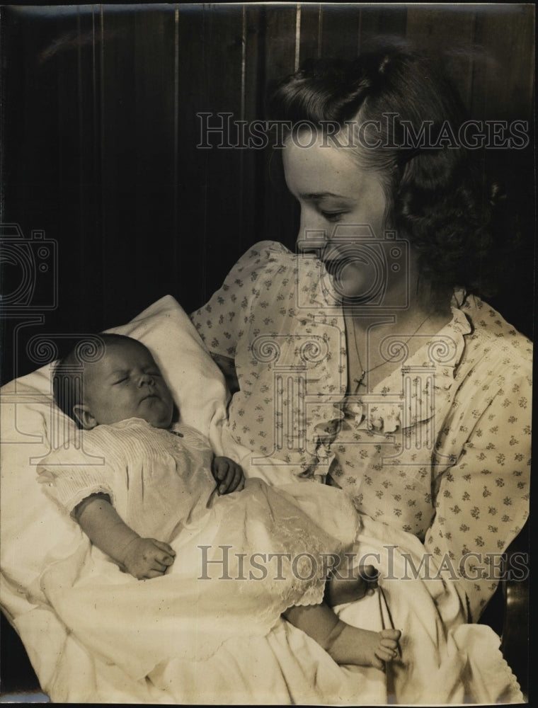 1943 Press Photo Mrs J.R. Wilkes and a baby - Historic Images