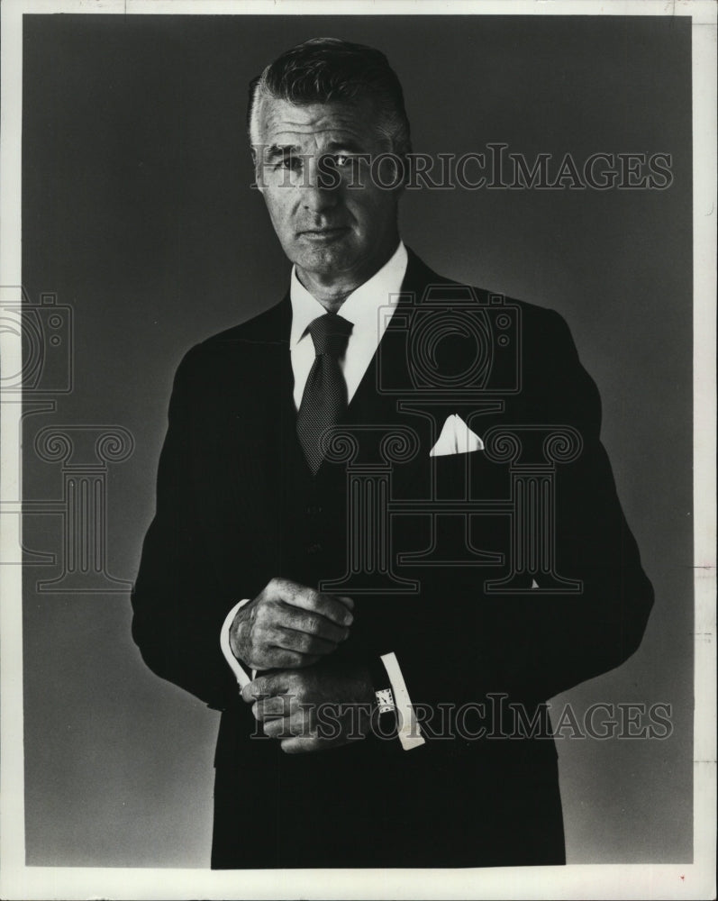 1978 Press Photo William Thourlby Actor Gives Dressing advise - RSM03815 - Historic Images