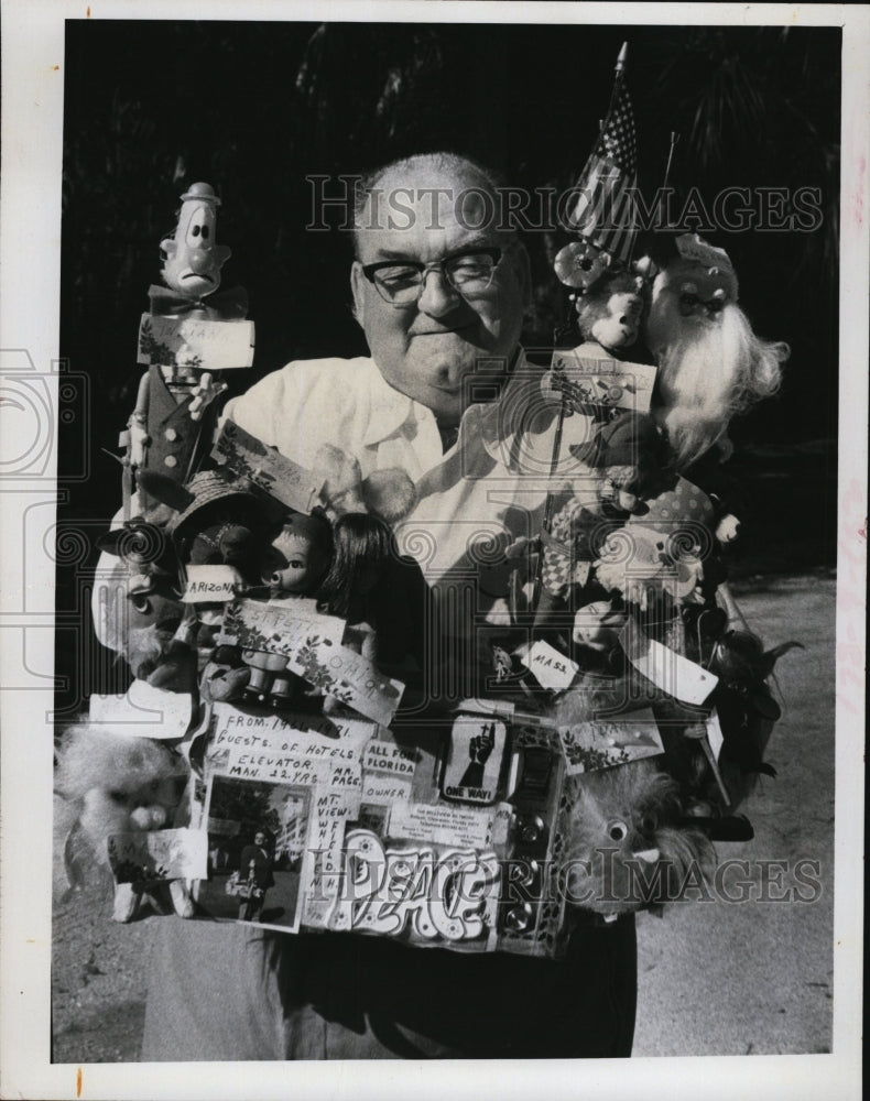 1972 Press Photo Chester Page veteran elevator operator collects dolls animals - Historic Images