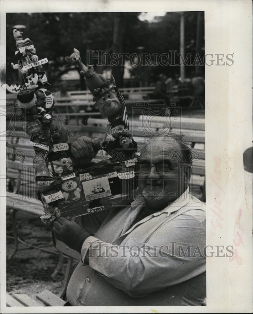 1972 Press Photo Chester Page Maas Brothers Santa Claus dolls - Historic Images