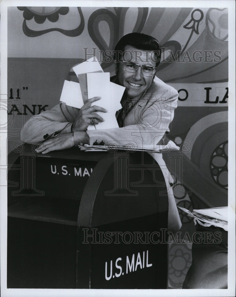 1969 Press Photo Radio Tv Personality Gary Owens Actor Letters to Laugh in - Historic Images