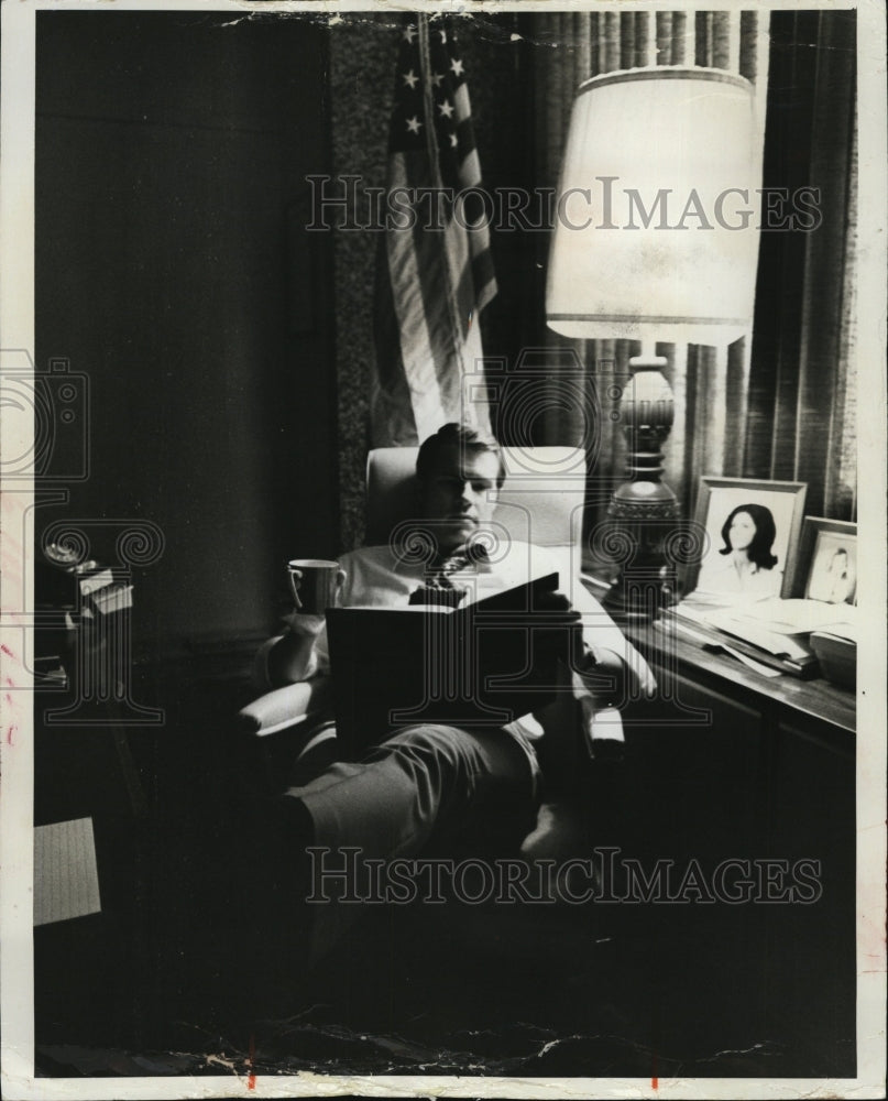 1972 Press Photo Judge David Seth Walker at home - Historic Images