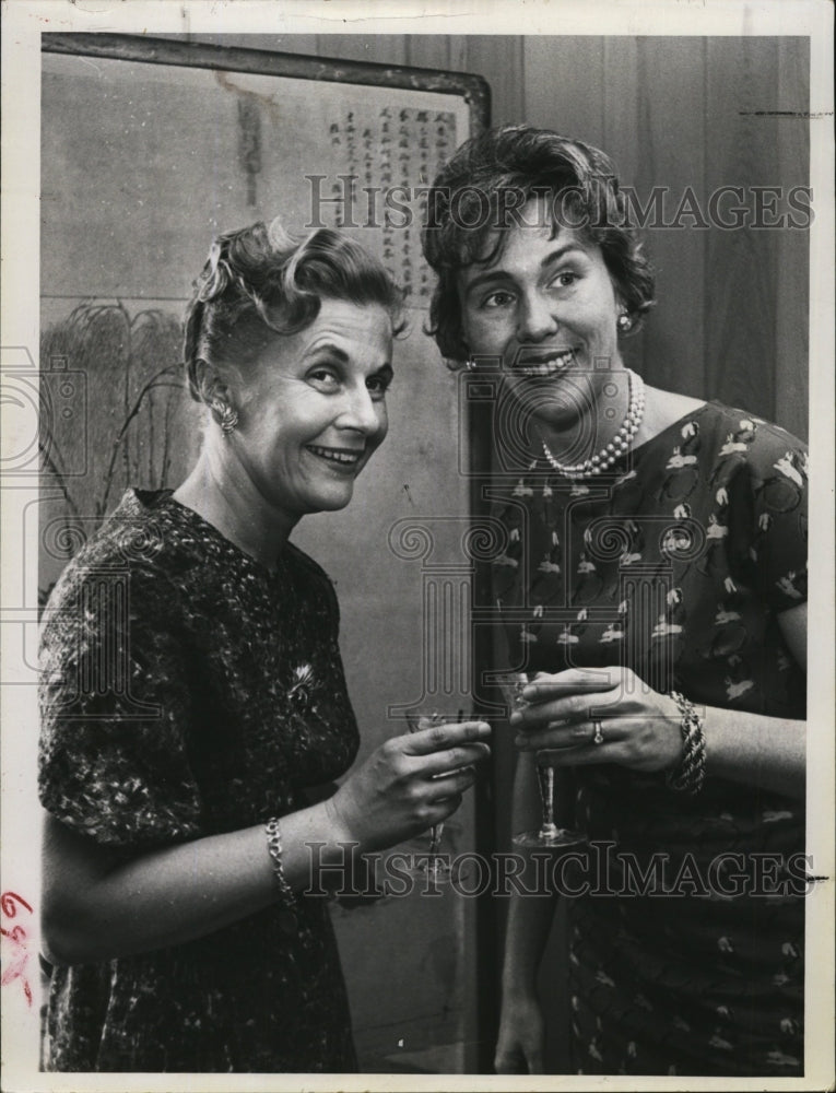 1963 Press Photo Mrs Royce Hobby &amp; Mrs Paul Wallace in Tampa, Fla. - RSM04033 - Historic Images