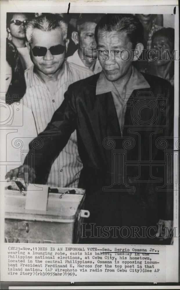 1969 Press Photo Sen. Sergio Osmena, Jr. casting his ballot - Historic Images