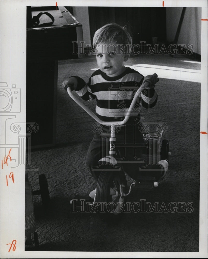 1975 Press Photo Scotty Dougllas walker on his tricycle - RSM04103 - Historic Images