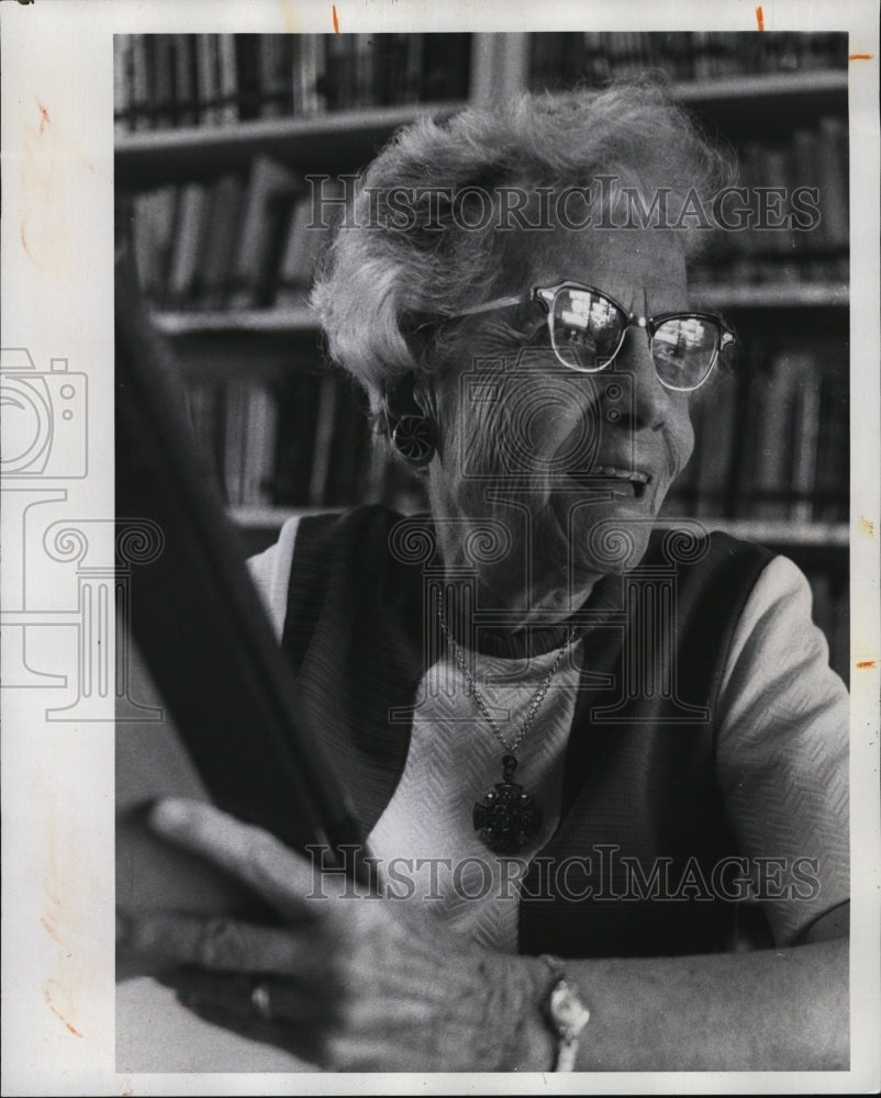 1975 Press Photo Librarian Louise Walker , a spry 77 years old - RSM04123 - Historic Images