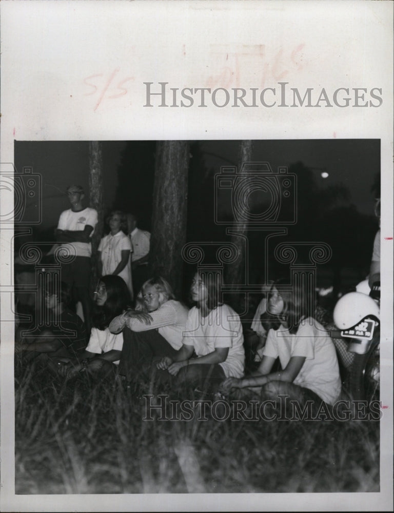 1969 Press Photo Miss Walker  tells youngsters of her unhappy life - Historic Images