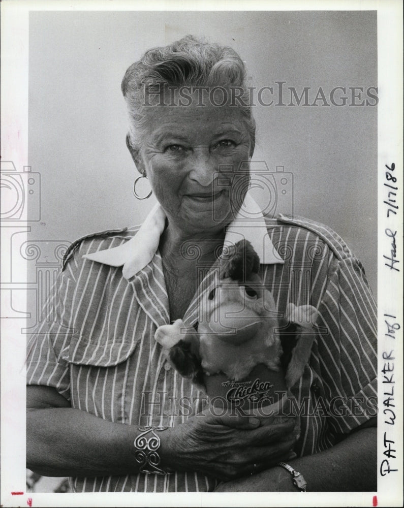 1986 Press Photo Pat Walker holds stuffed animal Souvenir of Famous Chicken - Historic Images