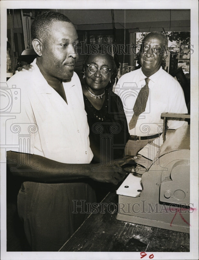 1961 Press Photo W.F. Walker Jr. retiring from grocery Store Business - Historic Images