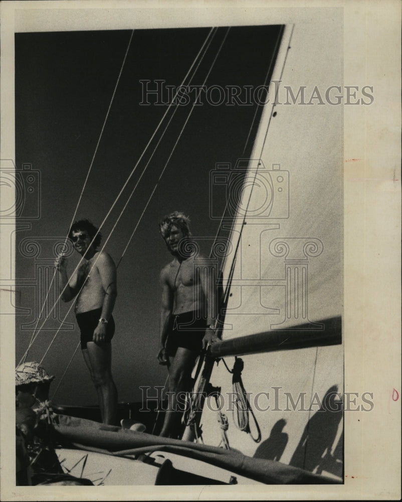 1975 Press Photo Scott Wilford &amp; friend on sloop &quot;Red Zan&quot; in the Fla. Keys - Historic Images