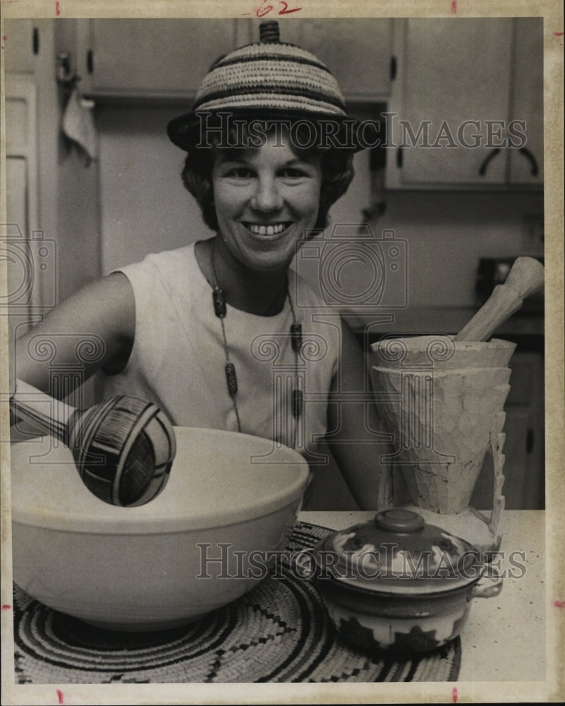 1965 Press Photo Mrs. Ronald Willey making a Nigerian dish with Nigerian items - Historic Images