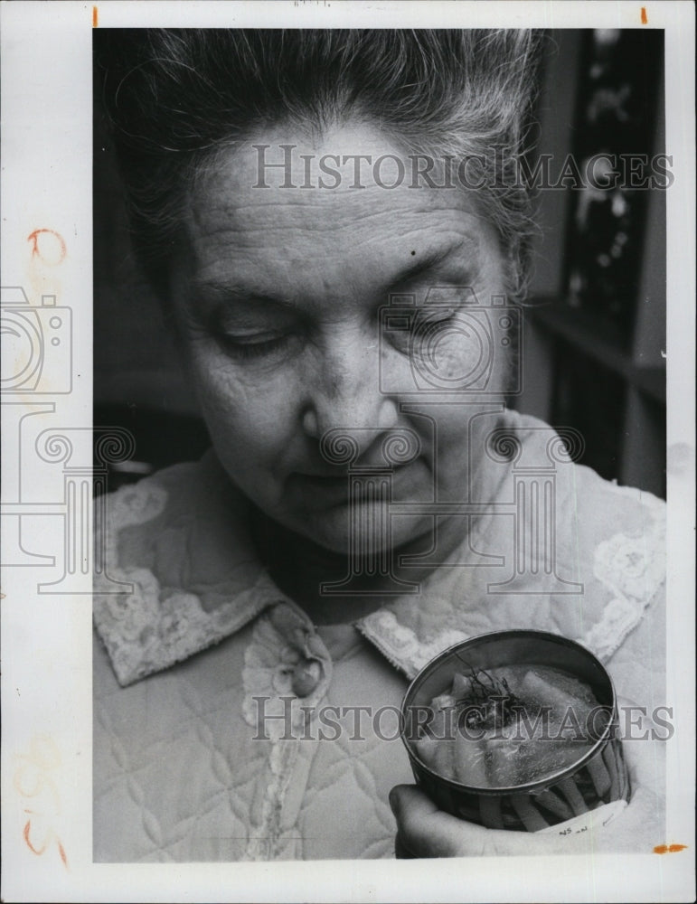 1975 Press Photo Mary Willard &amp; can of string beans that had a dead bird in it - Historic Images