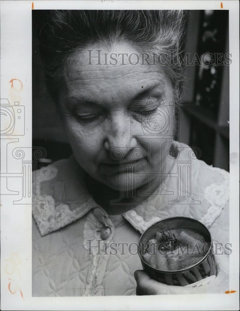 1975 Press Photo Mary Willard & can of string beans that had a dead bird in it - Historic Images