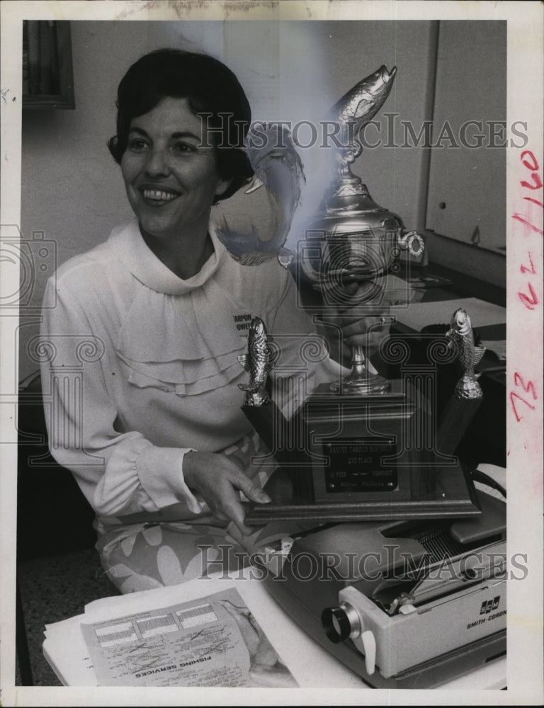 1969 Press Photo Gloria Williams &amp; trophy from fishing tourny - RSM04311 - Historic Images