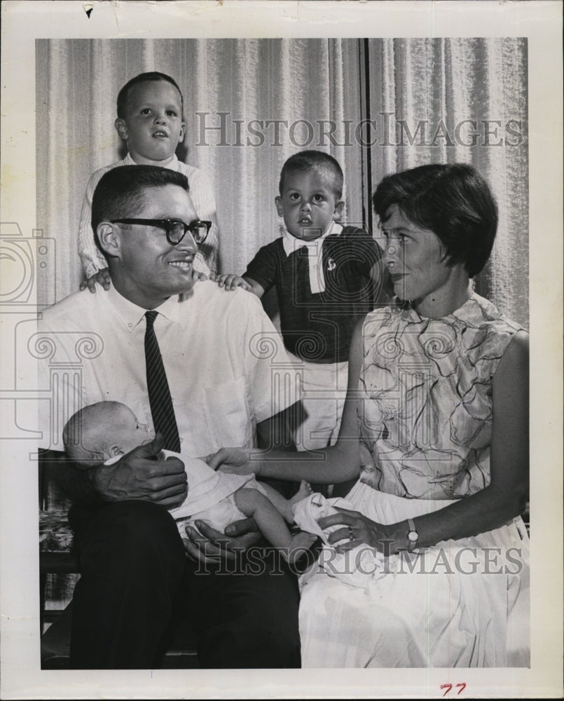 1964 Press Photo David Wilkinson of Treasure Island, Fla. &amp; his family - Historic Images