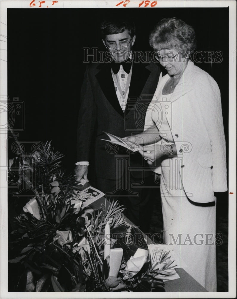 1976 Press Photo Don and Eleanor Williams read program for evening - RSM04347 - Historic Images