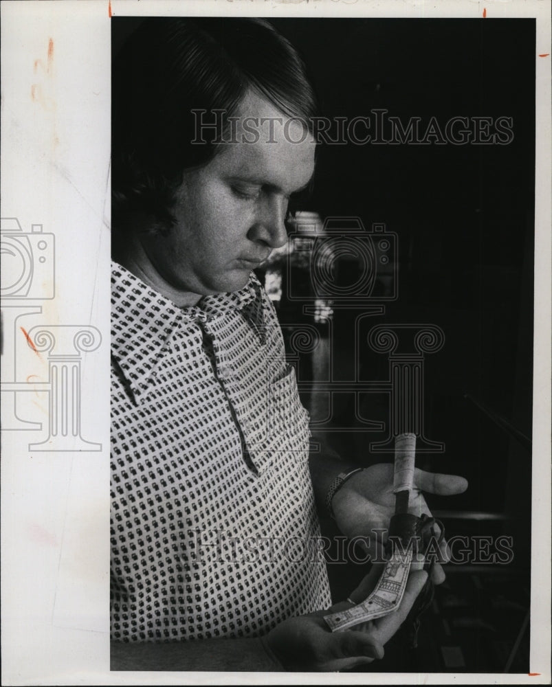 1975 Press Photo William Wilkinson Collection of Scrimshaw American Folk Art - Historic Images