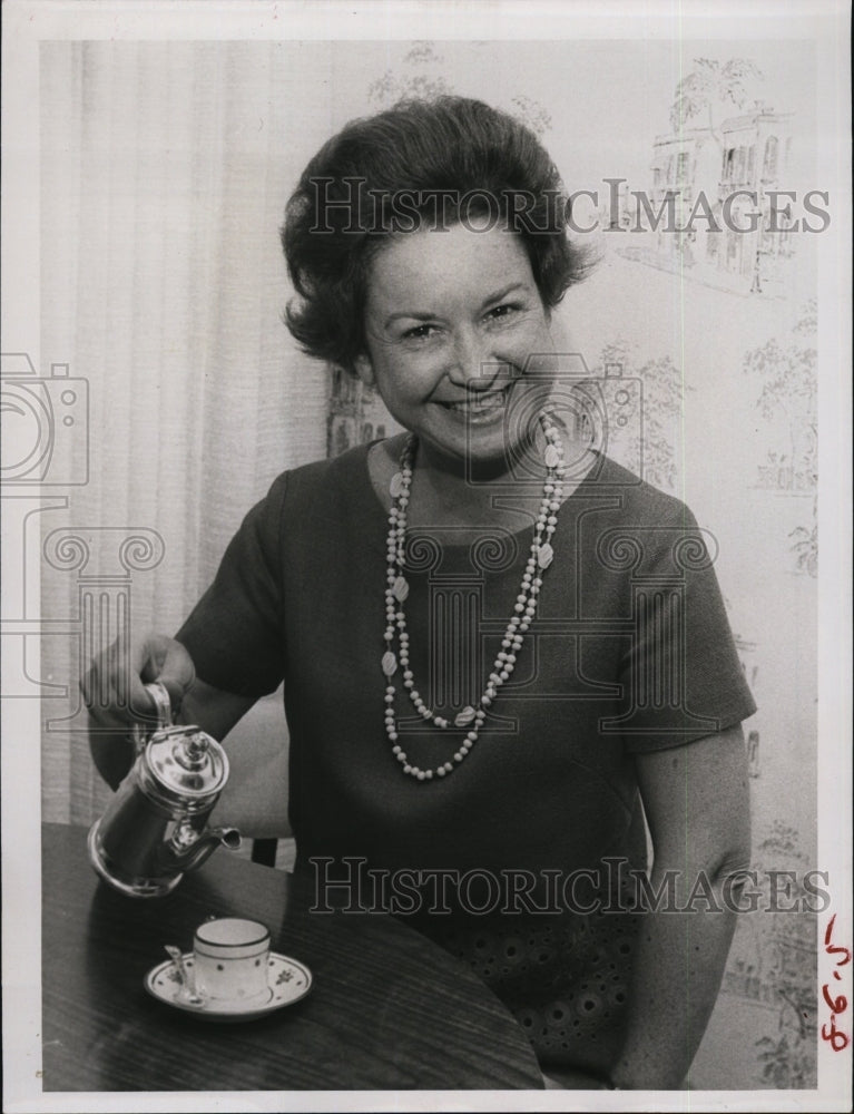 1963 Press Photo Mrs June Tate Wilkins servers Venezuelan coffe in tiny cups - Historic Images