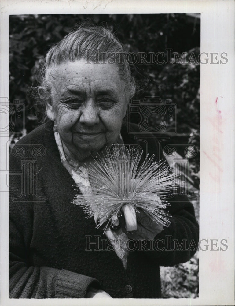 1972 Press Photo Mrs Daniel Caswell &amp; rare shaving brush tree flower - RSM04409 - Historic Images
