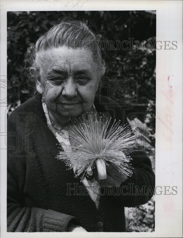 1972 Press Photo Mrs Daniel Caswell & rare shaving brush tree flower - RSM04409 - Historic Images