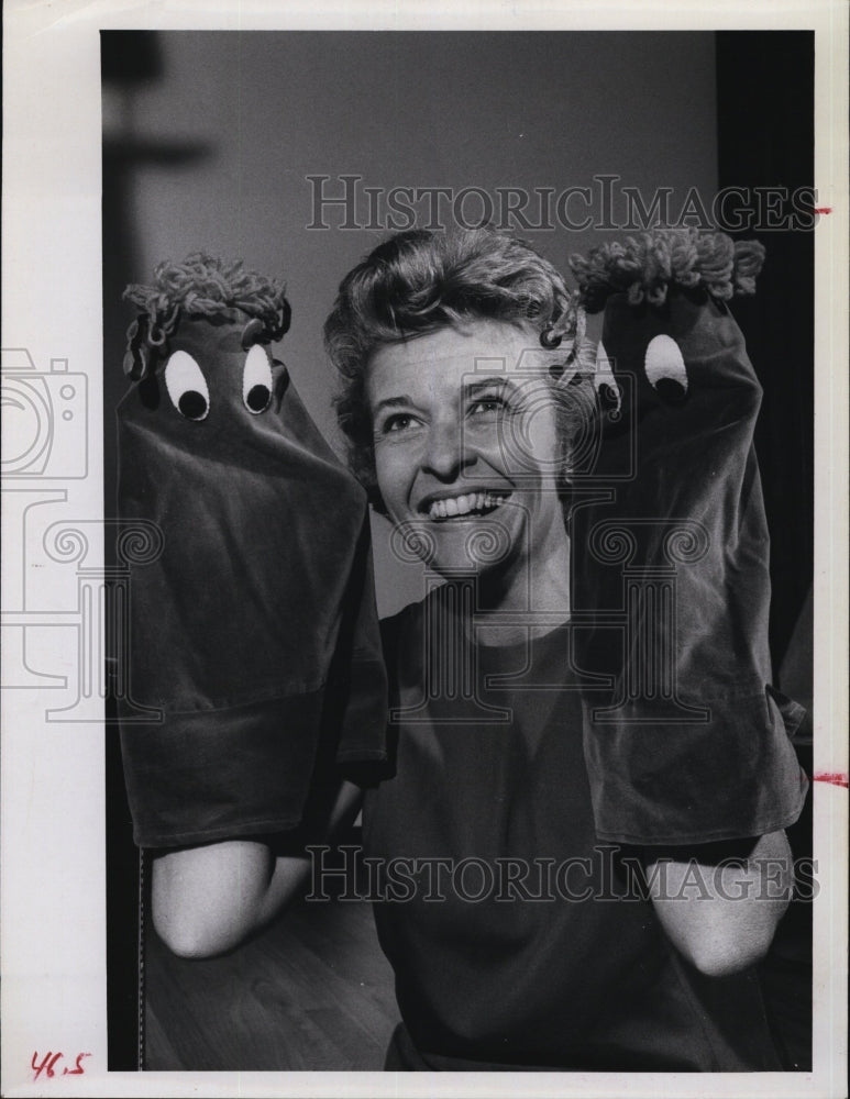 1964 Press Photo Mrs Gene Williams and some puppets - Historic Images