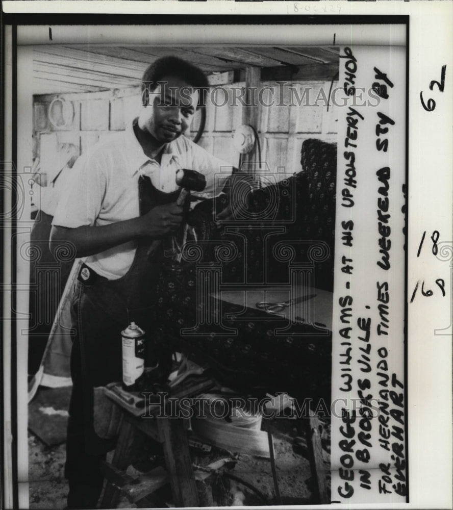 1981 Press Photo George Williams Refurbishes Chair In His Upholstery Shop - Historic Images