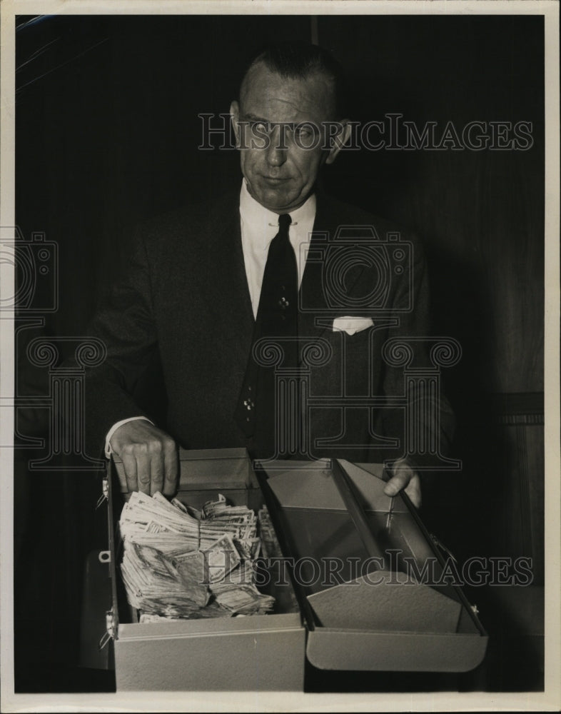 1954 Press Photo UE Baughman of the Secret Service &amp; counterfeit bonds - Historic Images