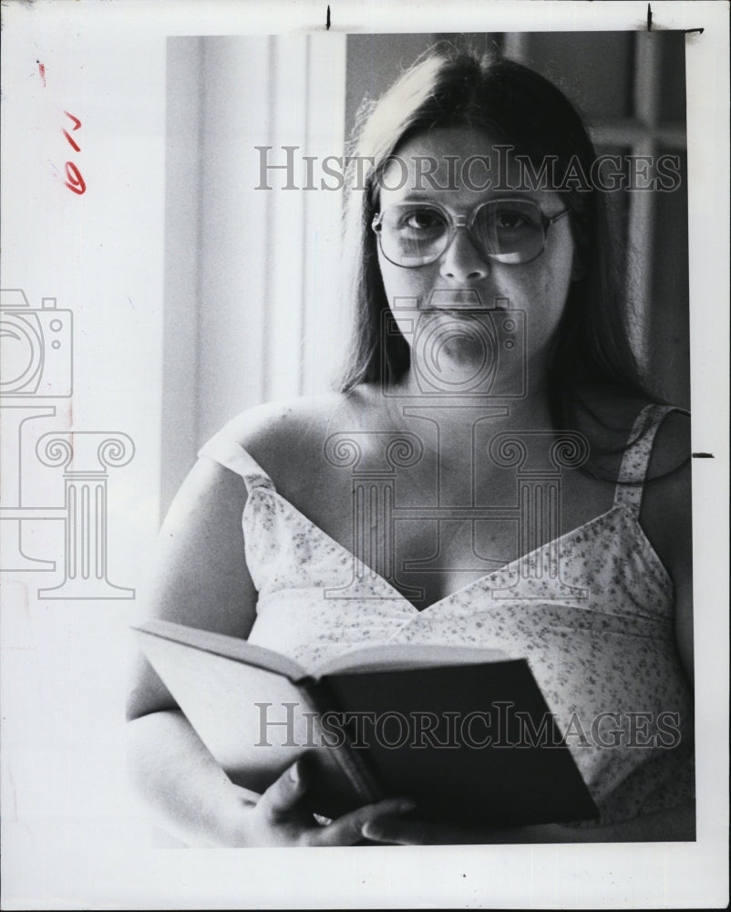 1982 Press Photo Renee Baughman, receipe winner &amp; a cookbook - Historic Images