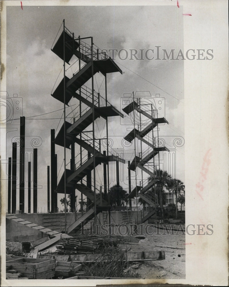 1966 Press Photo Motorists Tarpon Center orange stairs Bahia Mar condominium - Historic Images