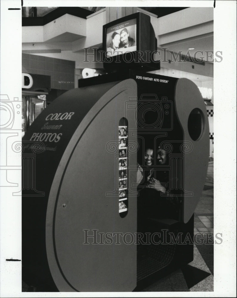 1993 Press Photo Foto Fantasy ladybug-shaped automatic vending booth - Historic Images