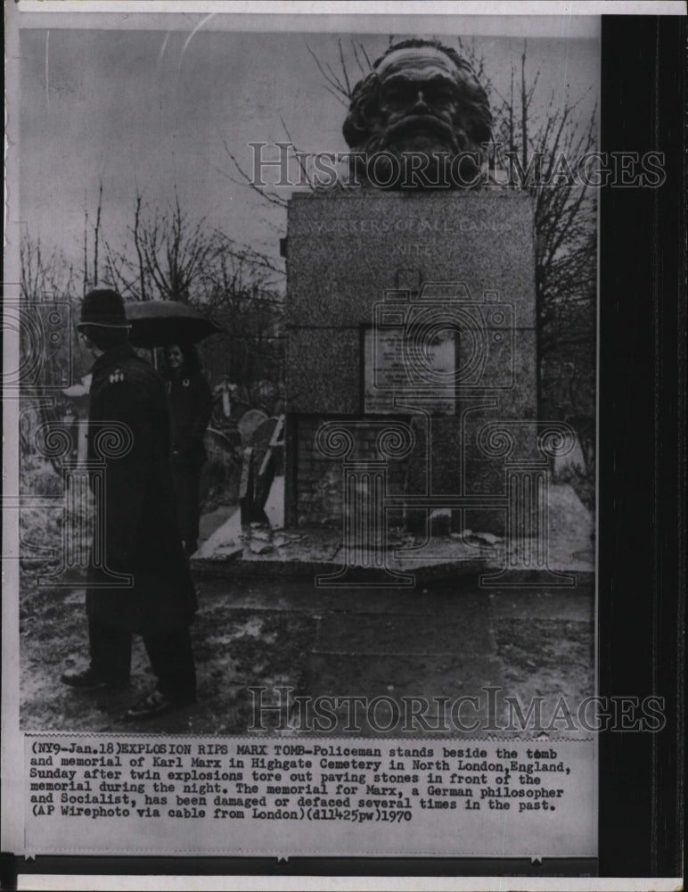 1970 Press Photo Policeman at tomb &amp; memorial of Karl Marx in England - Historic Images