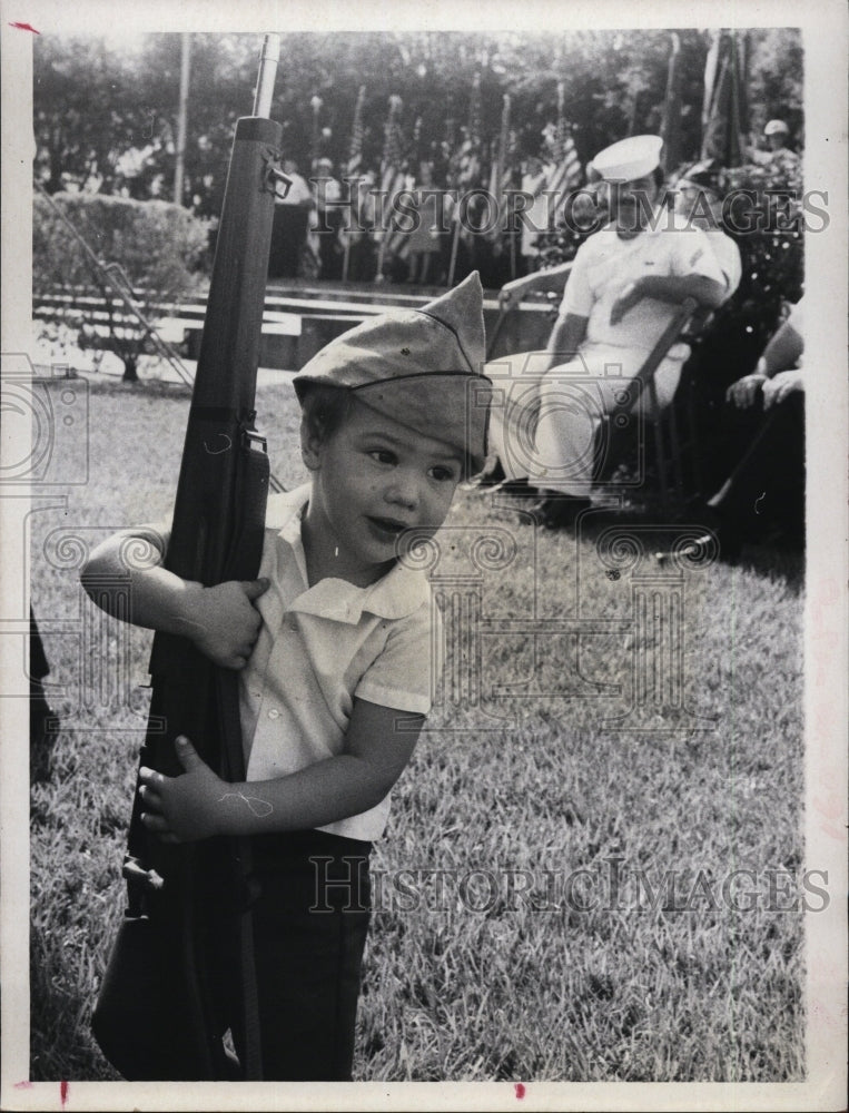 1971 Press Photo Veterans Day Celebrations Richard Chaffer Age 2 Enjoys Festivit - Historic Images