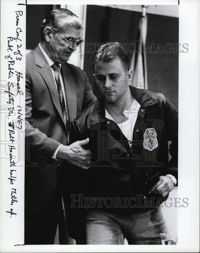 1987 Press Photo Public safety dir. Robert Haworth & officer John Miller - Historic Images