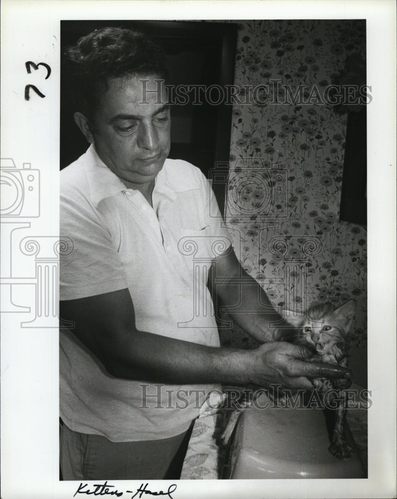 1983 Press Photo John Miller & stray cat in Clearwater, Florida - Historic Images