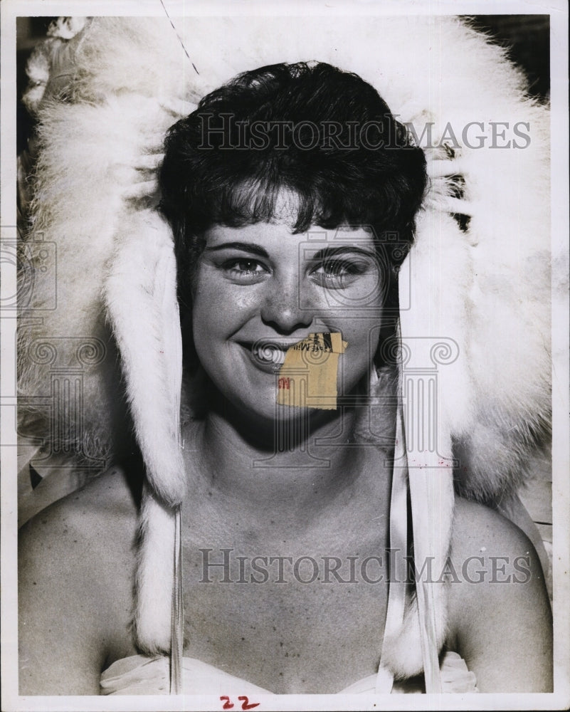 1962 Press Photo Kitty Miller Headdress Sarasota Florida State University - Historic Images