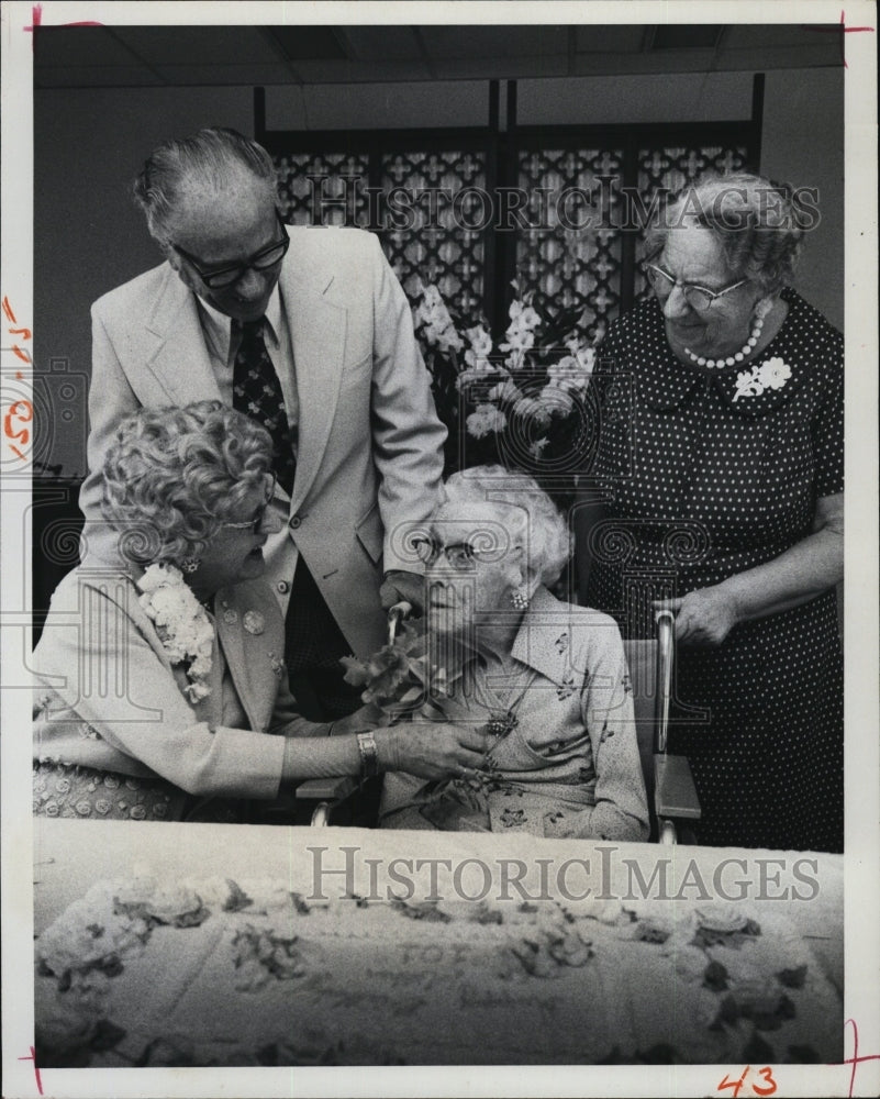 1976 Press Photo Mrs Julia Miller, 101st birthday,Mrs E van Mourick,Rev Bayless - Historic Images